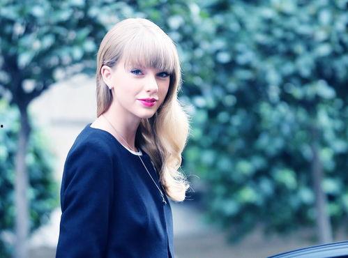 霉霉妈妈爆料女儿视频,甜蜜视频引网友热议 第1张 霉霉妈妈爆料女儿视频,甜蜜视频引网友热议 第1张